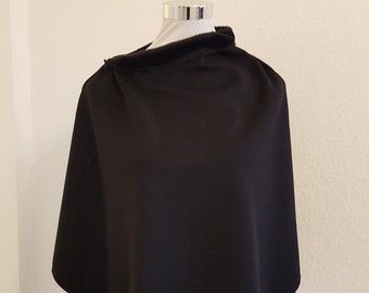 Poncho realizzato in pile alpino in tinta unita nero