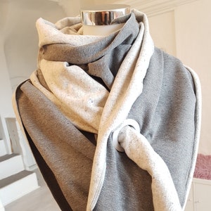 Cachecol XXL feito de suor de inverno na cor cinza com pontos coloridos