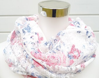 Loop scarf for spring and summer made of mesh in white with flowers