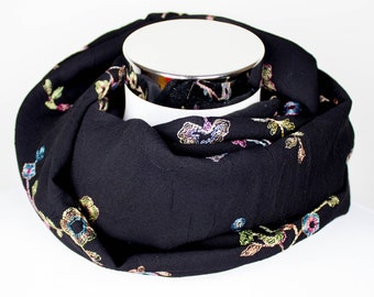 Loop Schal aus leichtem Chiffon in Schwarz mit Blumen