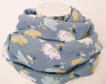 Écharpe à boucle pour le printemps en mousseline en bleu avec des fleurs