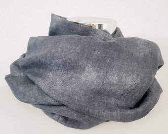 Écharpe à boucles pour le printemps en mousseline en gris