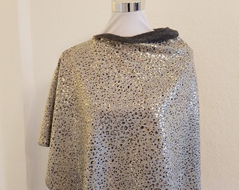 Poncho made of alpine fleece in gray and gold leopard print