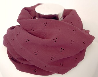 Loop scarf for spring made of muslin in red plain