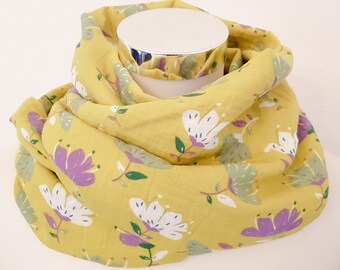 Écharpe à boucle pour le printemps en mousseline en jaune avec des fleurs