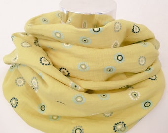 Écharpe à boucle pour le printemps en mousseline en jaune avec des fleurs