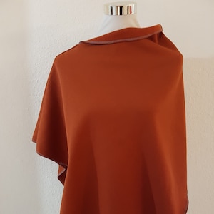 Poncho / capa de sudor de invierno en color rojo óxido liso