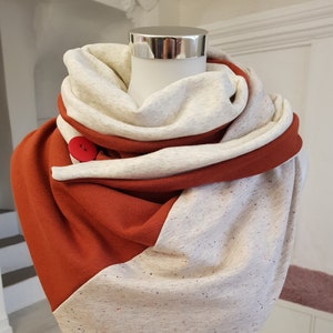 Lenço envolvente feito de jersey e moletom em laranja e branco creme com bolinhas