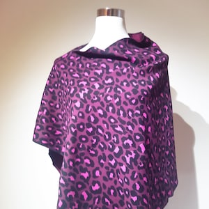 Poncho made of alpine fleece in purple with leopard motif