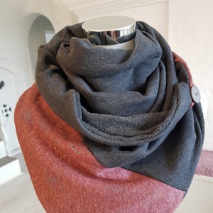 Cachecol feito de lã e suor em cinza e vermelho com dentes de leão