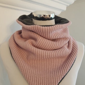 Cachecol de lã e malha de algodão em tons de rosa e cinza escuro liso