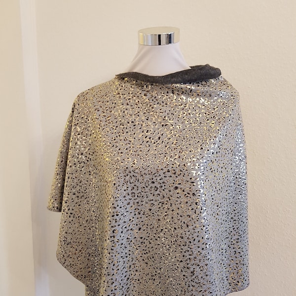 Poncho aus Alpenfleece in Grau und Gold Leoprint