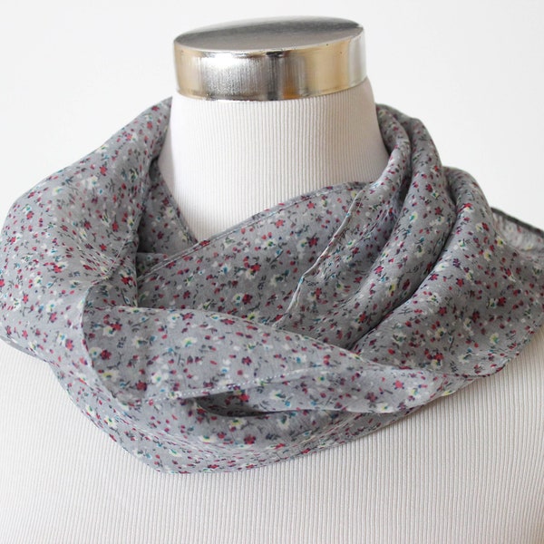 Loop Schal aus Chiffon in Grau mit Blumen