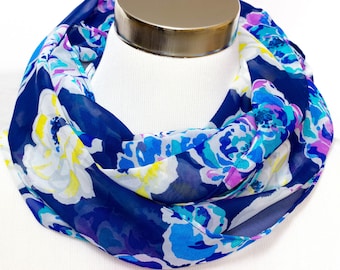 Loop scarf made of chiffon in blue with large flowers