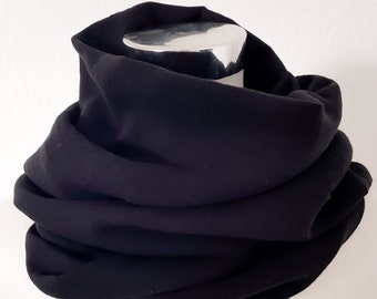 Loop scarf for spring made of muslin in black plain