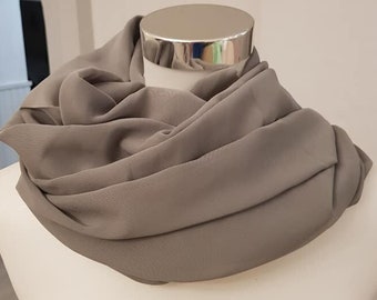 Boucle à ressort en gris uni