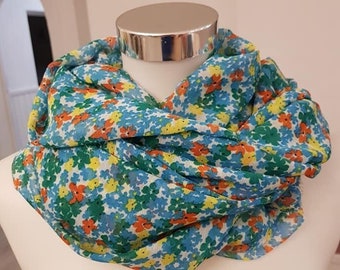 Boucle printanière avec fleurs colorées