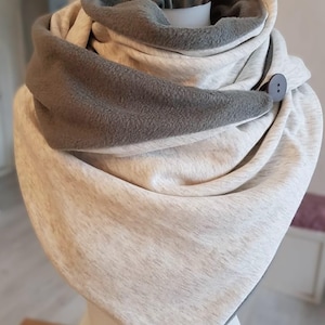 Szalik typu wrap wykonany z zimowego swetra i polaru w kolorze kremowym melanżowym i szarym.