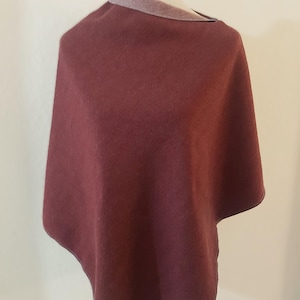 Poncho/cape gemaakt van wintersweat in rode uni