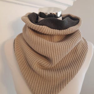 Cachecol de lã e malha de algodão em bege e cinza escuro liso