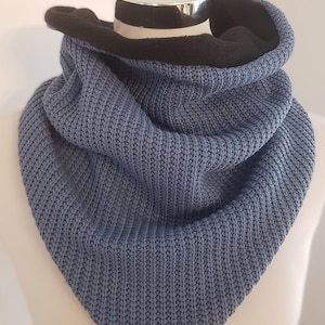 Könnte beinhalten: Ein blauer gestrickter Halsschmuck mit schwarzem Fleecefutter. Der Halsschmuck ist gefaltet und auf einer Puppe ausgestellt.