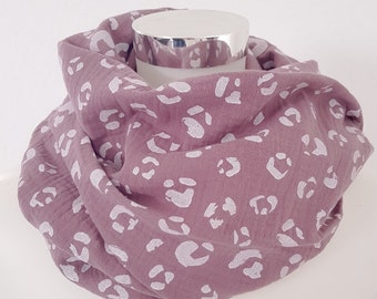 Loop scarf for spring made of muslin in old pink with leopard print