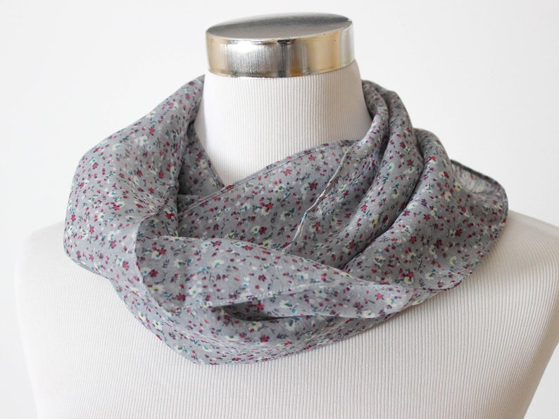 Sciarpa ad anello in chiffon grigio con fiori immagine 1