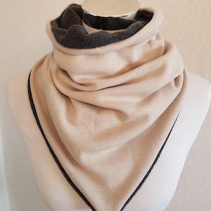Cachecol slip-on feito de lã e lã alpina em bege e cinza escuro liso
