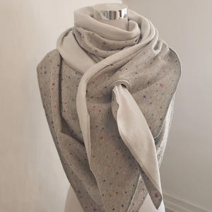 Cachecol XXL feito de lã alpina em cinza claro com estrelas coloridas