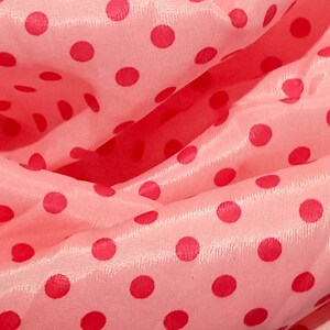 Sciarpa ad anello in chiffon rosa con pois immagine 3