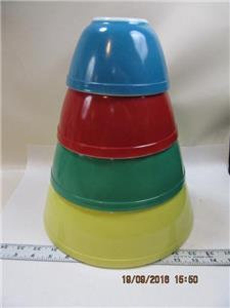 Set of 4 Pyrex Primary Colored Mixing Bowls Yellow Green Red Blue