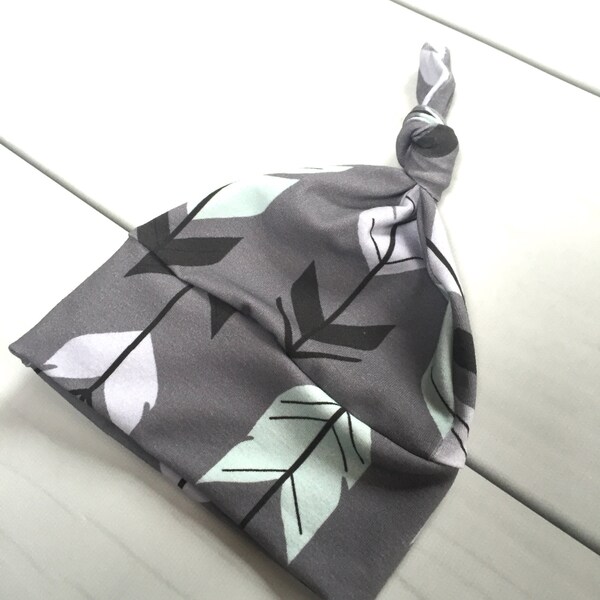 Moderne Baby-Knoten-Hut, Neugeborenen Hut, graue Minze Pfeil modernes Gewebe, gehen nach Hause Outfit, Baby-Dusche-Geschenk