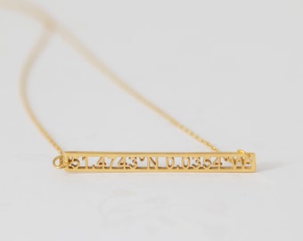 Personalisierte Koordinaten-Bar-Halskette – römische Ziffern-Halskette – ausgeschnittene Bar-Halskette – Breiten- und Längengrad-Halskette – Mutter-Geschenk