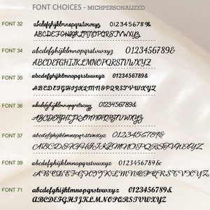 Puede incluir: Imagen que muestra opciones de fuente para personalizaci&oacute;n. El texto "FONT CHOICES - MICHPERSONALIZED" est&aacute; en la parte superior. Se muestran varios estilos de fuente, cada uno con alfabetos en min&uacute;sculas y may&uacute;sculas, n&uacute;meros y s&iacute;mbolos.