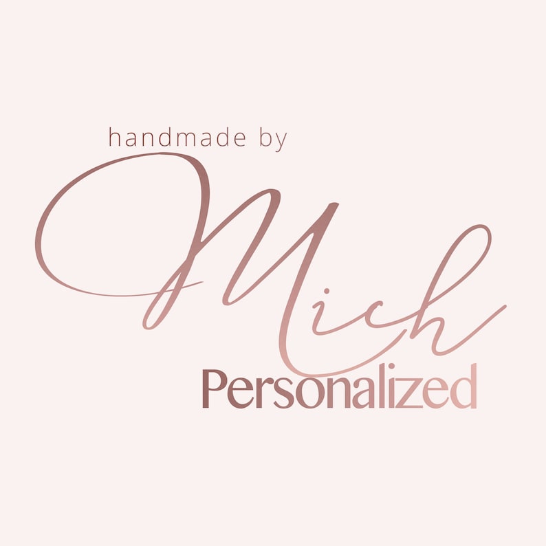 Puede incluir: Logotipo con las palabras "handmade by Mich Personalized" en fuente manuscrita oro rosa sobre un fondo rosa claro. La palabra "Mich" es el elemento de texto m&aacute;s grande.