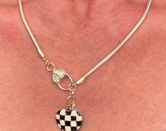 Front closure checkered heart racing necklace