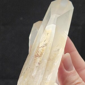 Gouden Lemurisch tweelingkwarts - 14,3 cm lang - Brazilië - Dendritische insluiting, witte dendrieten, vertakkingen, tweelingzielen, museumkwaliteit