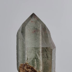 Quarzo sciamano, Mina Zeca De Souza, Serra Do Cabral Brasile- Sta in piedi, Empatico inciso- 6,4 cm di lunghezza- Lucidatura parziale- ST33
