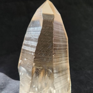 Blauwe naald Lemurisch kwarts - 13,7 cm lang - Brazilië - ongepolijste grote toren, standaards, museumkwaliteit, Chevron Phantoms regenboogspiegel, B.N.