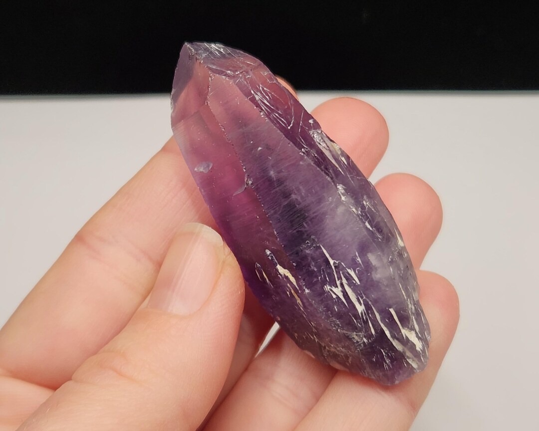 ナイジェリア Tutu cliffs産 アメジストポイント02 Natural Amethyst Crystal: 6.1cm Long Tutu Cliffs Nigeria- Stands