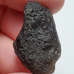 7,8 gram eller 39 karat Agni Manitite - 'Agni Mani' genomskinlig pseudotektit - från Java, Indonesien - vackra exemplar - D26
