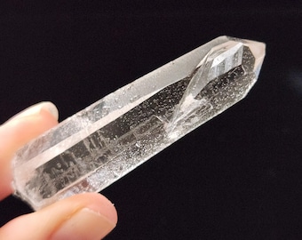 Starbrary Quartz: 2.7in or 6.8cm Long- Corinto, Brazil- Optical Slender Wand, Twisting Key- EL17