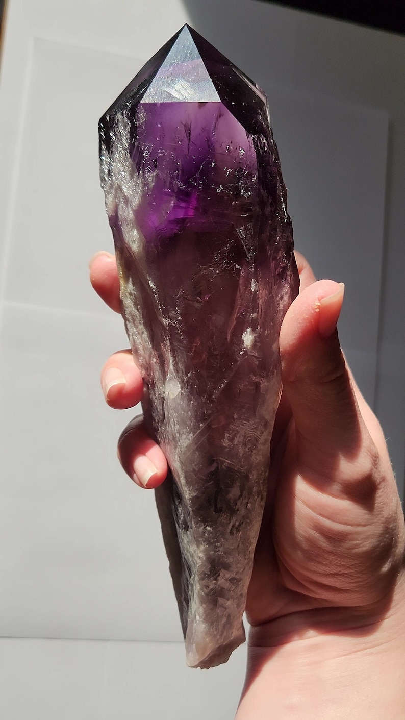 Bacchetta canora in ametista dente di drago non lucidata: 23 cm di lunghezza - Bahia, Brasile - Chevron Phantoms, zone di colore citrino fumé, radice - n. 3 immagine 1