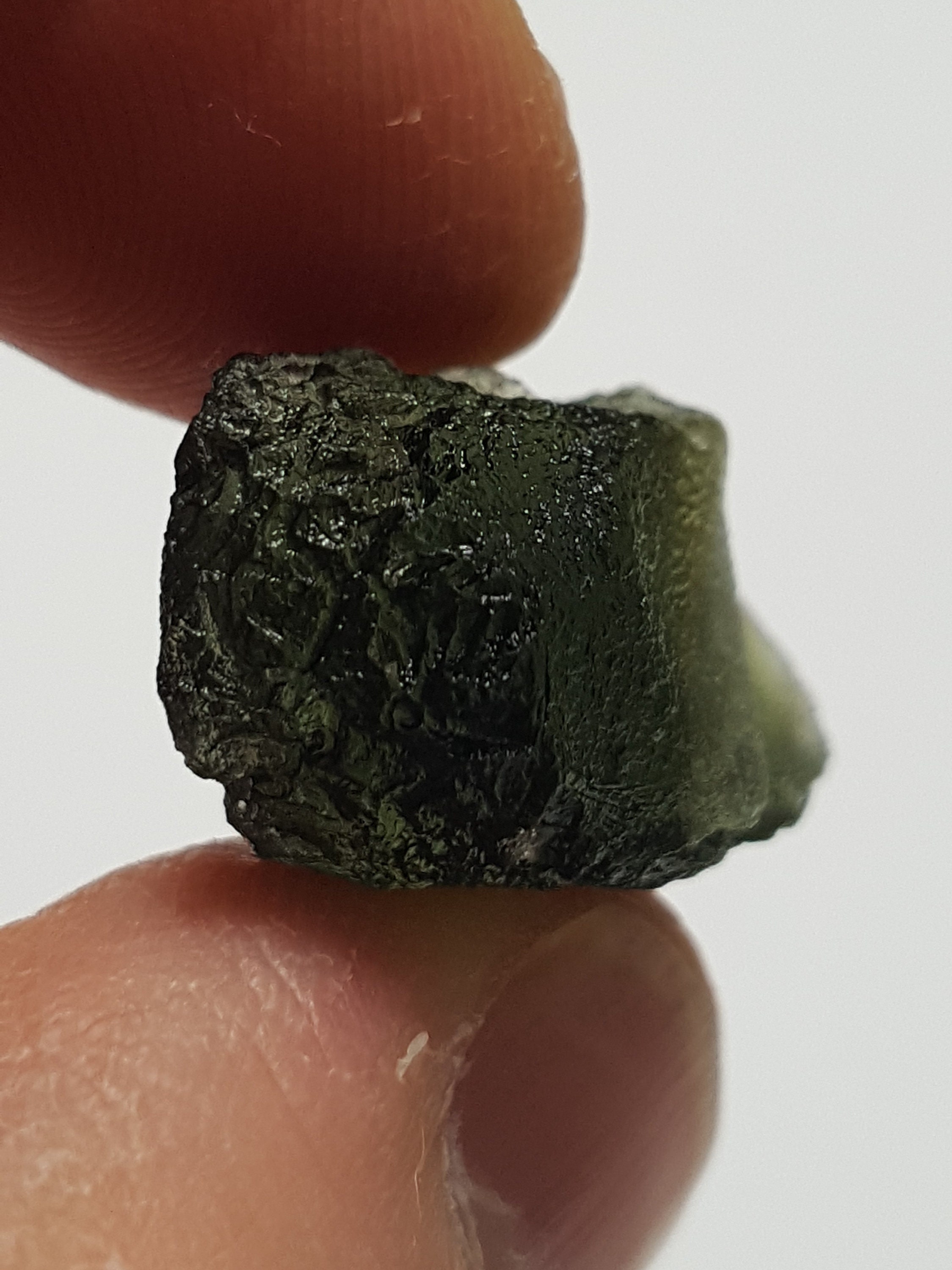Moldavite Authentique – Tectite Brute 0,786g – Spécimen Collection Jurassic Jewellery