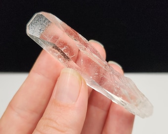 Starbrary Quartz Crystal 2.9in or 7.4cm Long- Corinto, Brazil- Tapered Keyed Root, Wand, Shovel Face, Water Clear- EJ13