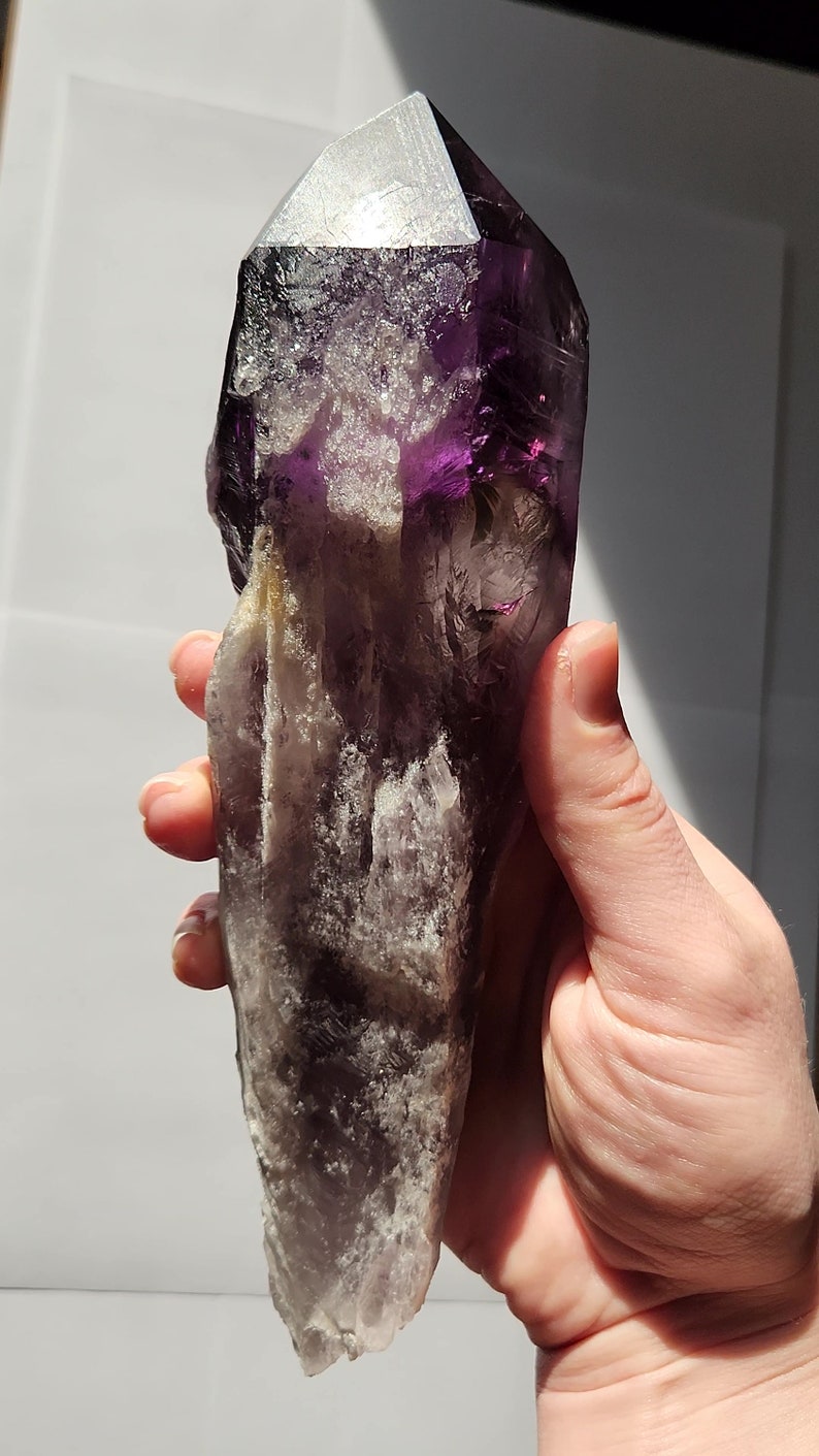 Bacchetta canora in ametista dente di drago non lucidata: 23 cm di lunghezza - Bahia, Brasile - Chevron Phantoms, zone di colore citrino fumé, radice - n. 3 immagine 3