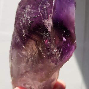 Bacchetta canora in ametista dente di drago non lucidata: 23 cm di lunghezza - Bahia, Brasile - Chevron Phantoms, zone di colore citrino fumé, radice - n. 3 immagine 7