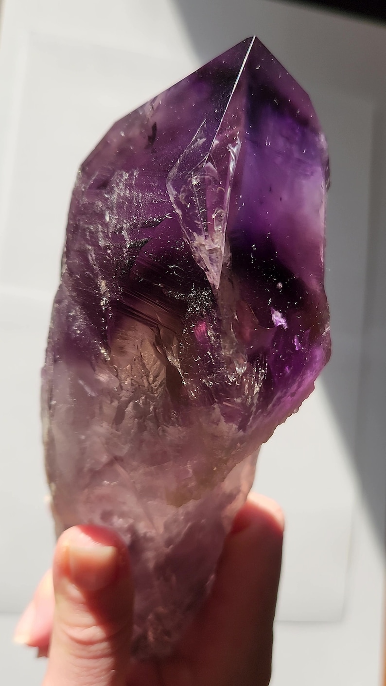 Bacchetta canora in ametista dente di drago non lucidata: 23 cm di lunghezza - Bahia, Brasile - Chevron Phantoms, zone di colore citrino fumé, radice - n. 3 immagine 7