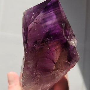 Bacchetta canora in ametista dente di drago non lucidata: 23 cm di lunghezza - Bahia, Brasile - Chevron Phantoms, zone di colore citrino fumé, radice - n. 3 immagine 9