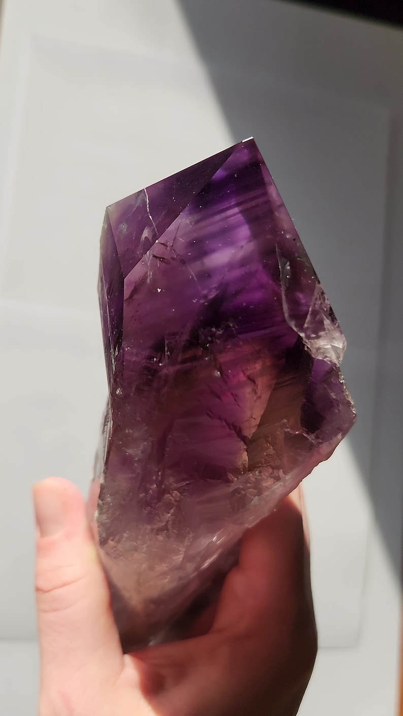 Bacchetta canora in ametista dente di drago non lucidata: 23 cm di lunghezza - Bahia, Brasile - Chevron Phantoms, zone di colore citrino fumé, radice - n. 3 immagine 9
